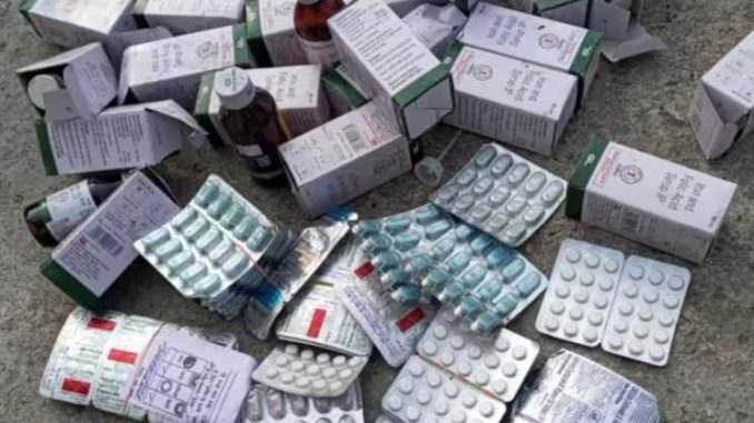 Big negligence of Chhattisgarh health department, government medicines found in garbage heap, created a stir