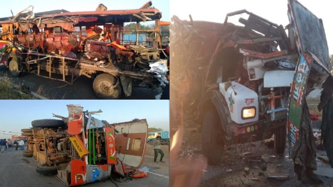 Just now: Horrific accident happened on the highway, the bus rammed inside the truck, only dead bodies were lying - see pictures