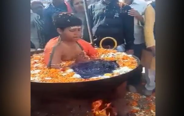 The child took samadhi in a pot of boiling water, the eyes of those watching the video were left teary