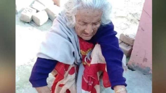Inspector's mother was begging in the severe cold, people's eyes became moist after seeing the condition of the old woman.