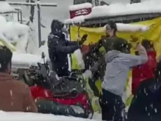 Two groups of tourists clashed in Himachal, sticks and sticks in snowfall, video surfaced