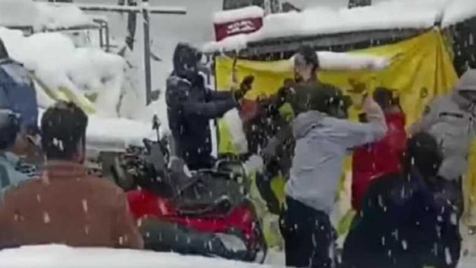 Two groups of tourists clashed in Himachal, sticks and sticks in snowfall, video surfaced