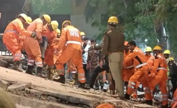 The battle to save lives continues in Lucknow, 15 people were rescued in 15 hours, phone conversation
