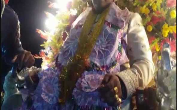 The groom king was getting on the horse for the bride, then the thief ran away by snatching the garland of notes and then...