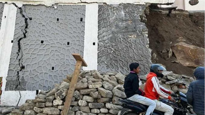 Big devastation knocks in Uttarakhand! After cracks in 500 houses, now the land started bursting, walls started collapsing