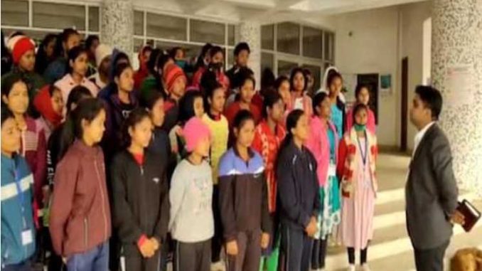 65 girls reached by walking 18 km in the dark of night, the officers were shocked to hear the act of the warden