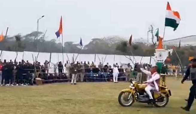 Haryana CM Khattar rode a bike, could not stop himself after seeing the stunts of the jawans