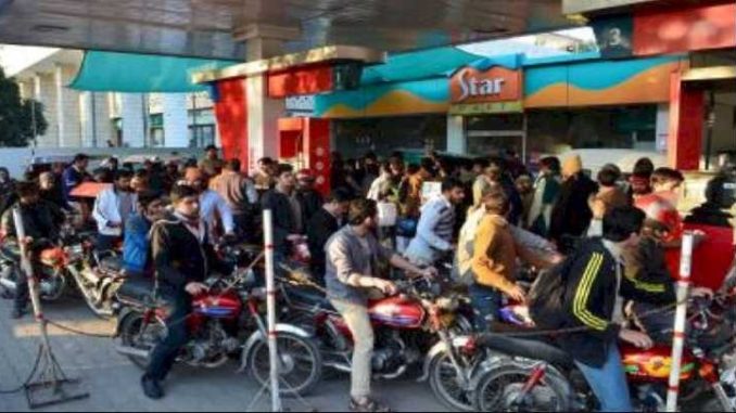 Morning: Sudden fire in the price of petrol and diesel, an increase of Rs 35, a huge crowd gathered at the pump