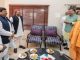 CM Yogi and Akhilesh met at the Speaker's banquet, greeted each other