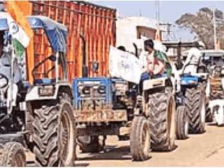 In Charkhi Dadri, farmers took out a protest march with tractors and shouted against the government