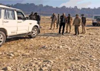 Fearless mining mafia in Uttarakhand: Attempt to dumper on Forest Corporation officer's car