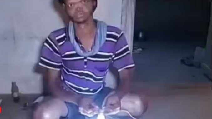 This 'electric man' does not feel shocked, holds the electric wire by hand, the exploits are shocking