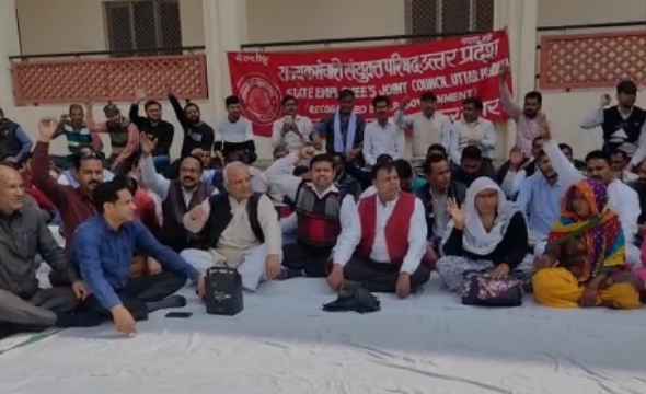 Employees protest in Muzaffarnagar demanding restoration of old pension