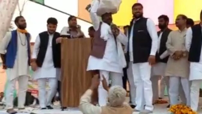 In Muzaffarnagar, the former minister lifted the shoes of the villagers on his head, then did this work