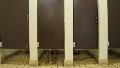 Why are the doors of public toilets smaller than the bottom? Knowing the reason, your head will spin