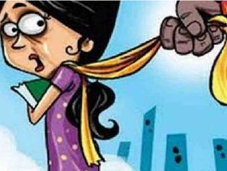 Bihar: A khaki uniformed man molested a girl student on the beach, forcibly gave her vermilion, people thrashed her fiercely