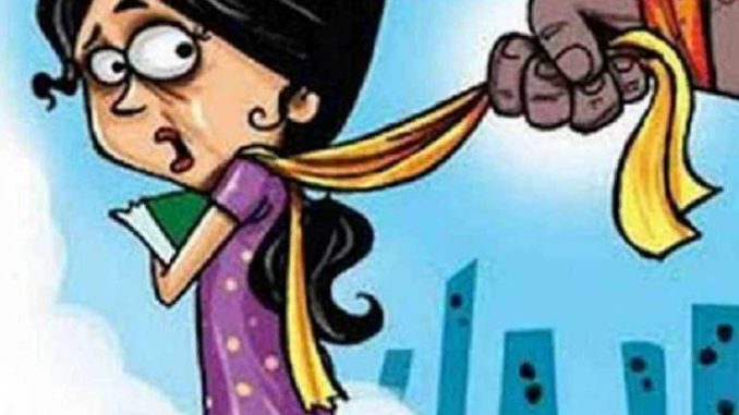 Bihar: A khaki uniformed man molested a girl student on the beach, forcibly gave her vermilion, people thrashed her fiercely