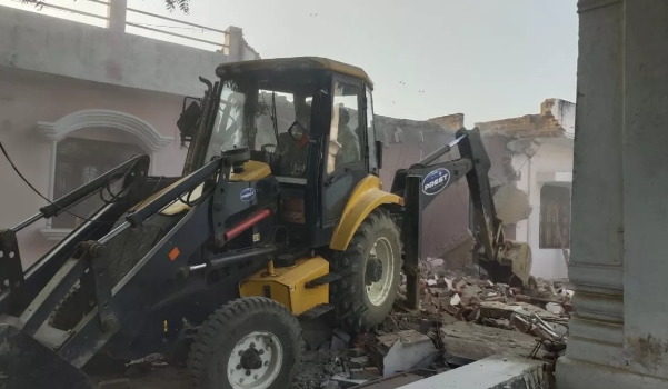 Action started to demolish the house of Atiq's close criminal Abdul, the accused is absconding for several days
