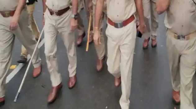 Haryana Police arrived to arrest the accused of dowry harassment, two women constables injured