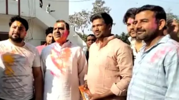 Muzaffarnagar: Former minister Sanjeev Balyan and Kapil Dev celebrated Holi with people