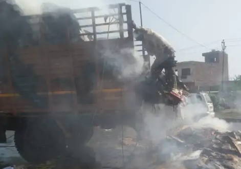 Big accident in Muzaffarnagar: Fire broke out in a truck full of paper, the driver-operator saved his life by jumping