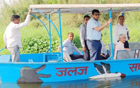 Action taken on polluting Banganga in Muzaffarnagar, DM took stock of pollution by boat