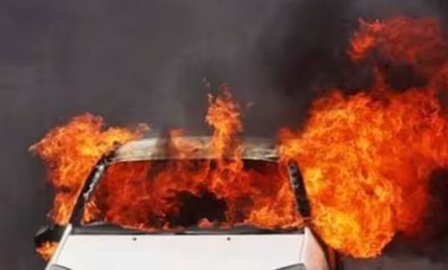Car burnt to ashes on Chittorgarh-Kota highway, hotel owner burnt to death, police recovered skeleton