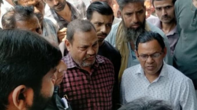Muzaffarnagar - Inspector's raid regarding weekly bandh, stir among shopkeepers