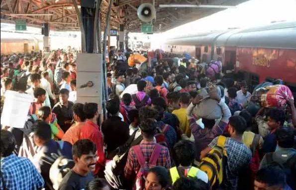 OMG: The train could not move due to the huge crowd on HOLI! Fighting in buses too