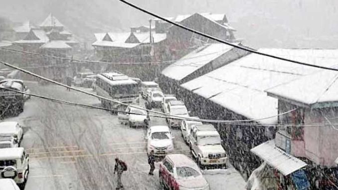 Himachal shook again due to rain, snowfall on the peaks brought down the temperature, people wrapped in warm clothes