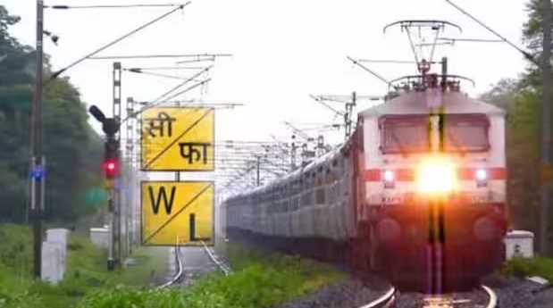 Why is C/F written on the side of the railway track and what is the meaning of W/L?