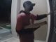 VIDEO: Thief disguised as pizza delivery boy, opened gun