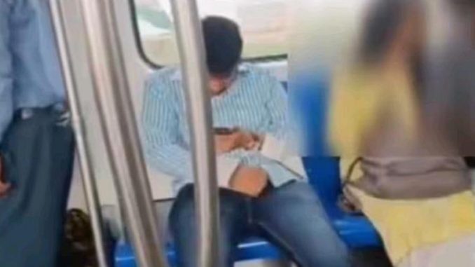 Shameful act in Delhi Metro: Young man openly seen doing disgusting work, people are surprised to know