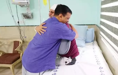 Arvind Kejriwal called Satyendar Jain a 'hero', hugged him in the hospital