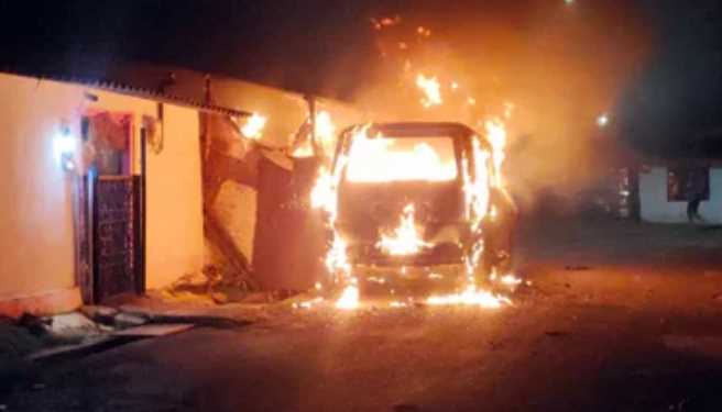 In Chhattisgarh, there was a dispute in the house, then in anger, the young man set his own car on fire, the flames reached the surrounding houses.