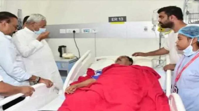 Minister Afaq Alam's health deteriorated suddenly, brought to Patna by air lift, Nitish Kumar came to meet