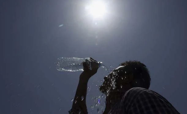 In many states of the country including Delhi, the mercury crossed 44 degrees, the Meteorological Department issued a heat wave alert.