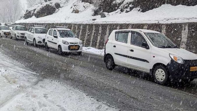 Bad condition of tourists who went to Himachal for holidays, rescue of 500 vehicles stuck in Atal Tunnel due to snowfall
