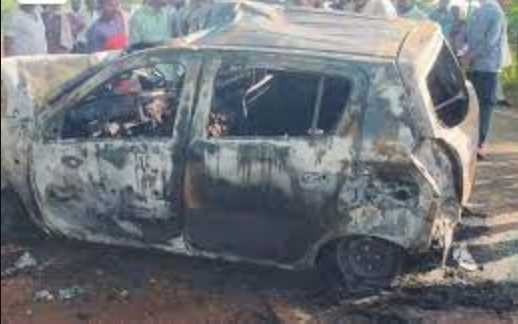Uncontrollable car collided with a tree, fire broke out, 4 people burnt alive