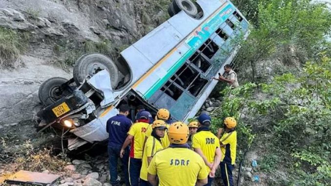 Just now: Bus full of passengers fell into a ditch in Uttarakhand, there were screams all around