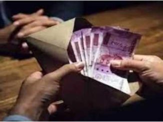 Two policemen caught red handed taking bribe in Haryana