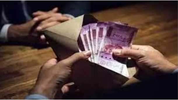 Two policemen caught red handed taking bribe in Haryana