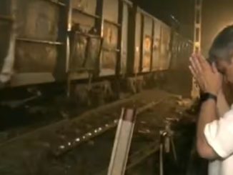 First train derailed 51 hours after Odisha accident, Railway Minister prayed with folded hands, watch video