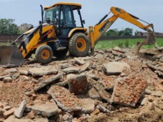 Muzaffarnagar Development Authority removed encroachment from the land worth crores by running bulldozer, there was a stir