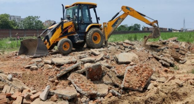 Muzaffarnagar Development Authority removed encroachment from the land worth crores by running bulldozer, there was a stir
