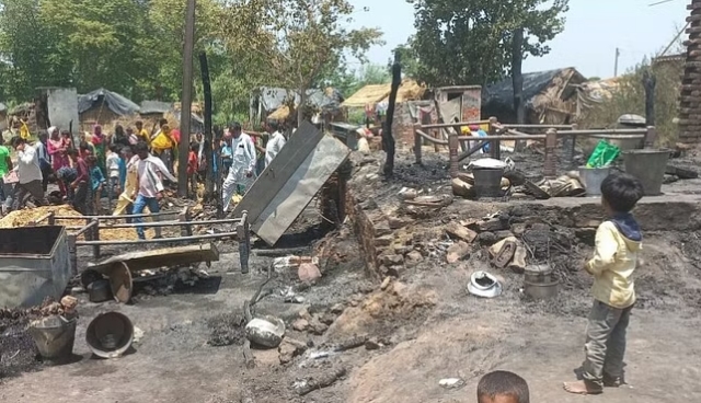 Muzaffarnagar: A sudden fire broke out in the huts, a dozen huts turned to ashes