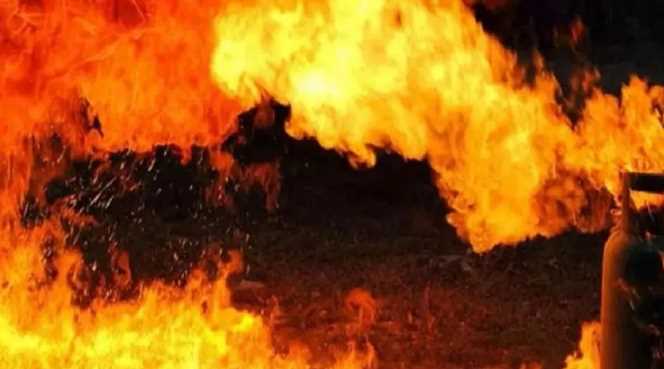 Fierce fire caused by cylinder blast in Bihar, more than 48 houses burnt to ashes