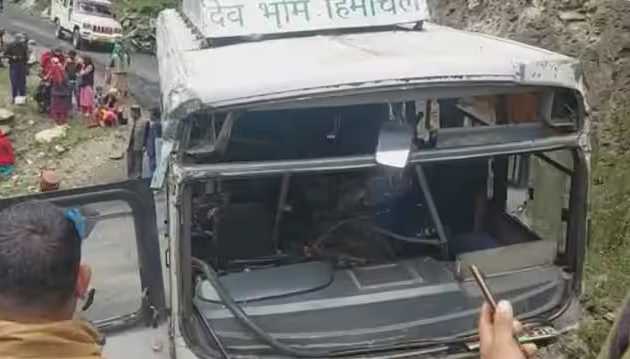 Himachal Transport Corporation bus brake failure, collided with hill, many passengers injured