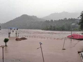 Devastation due to rain in Himachal, 3 deaths, 4 NH closed, 30 children stranded in Lahaul, vehicles left, rail line stalled