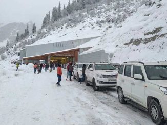 300 tourists stranded in Himachal's Chandratal, removal of snow from the road became a challenge... Air Force's help will be taken!